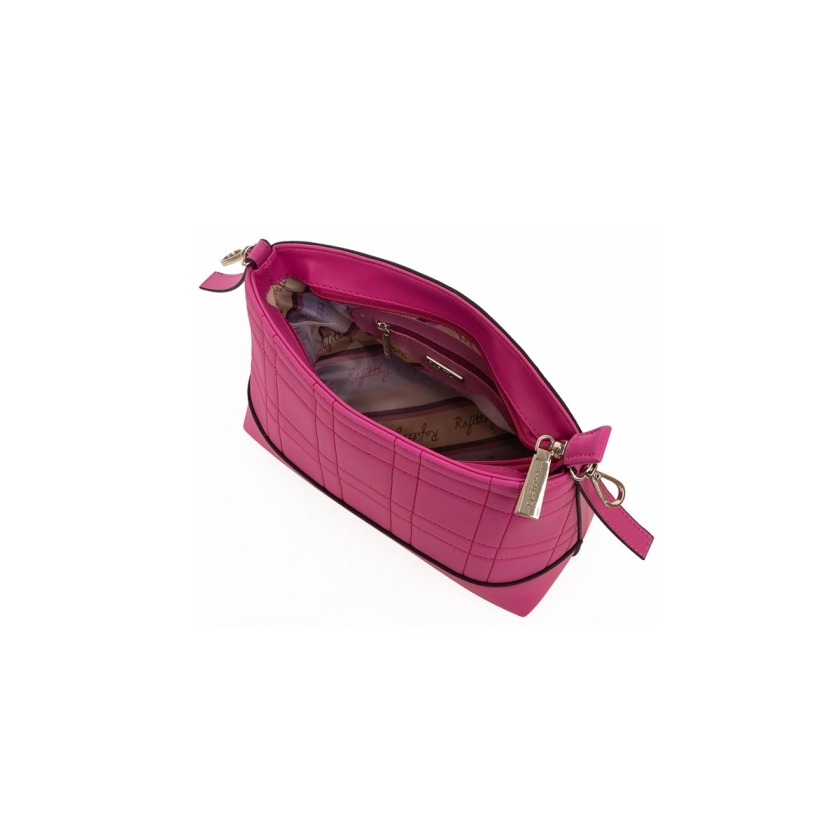 Na imagem temos uma linda bolsa feminina na cor fucsia com detalhes em costura com alça dupla transversal e tiracolo, linda e elegante