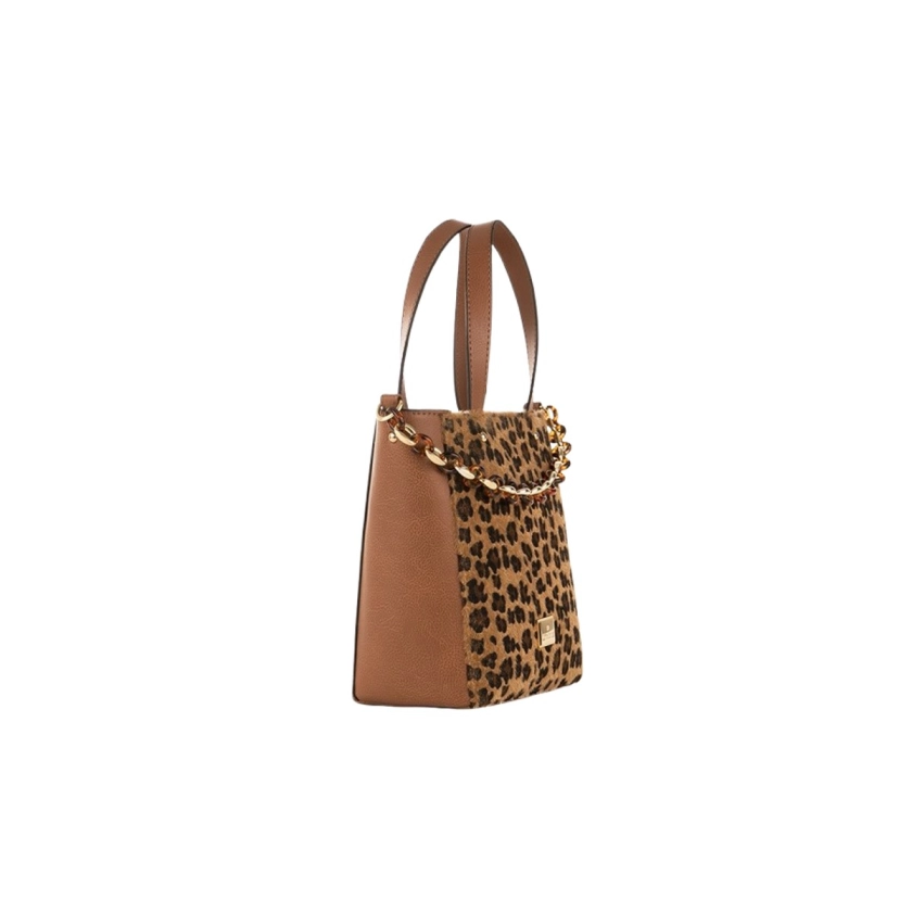 Na imagem temos uma linda bolsa rafitthy com a estampa animal print muito moderna e estilosa e para complementar o estilo desta bolsa ela adiciona uma corrente dourada e marrom que trás um toque de elegancia para a bolsa, essa bolsa possui alça dupla trazendo versatilidade na hora de usar, alça de mão e uma alça tira colo, com bolso interno para organização dos itens.