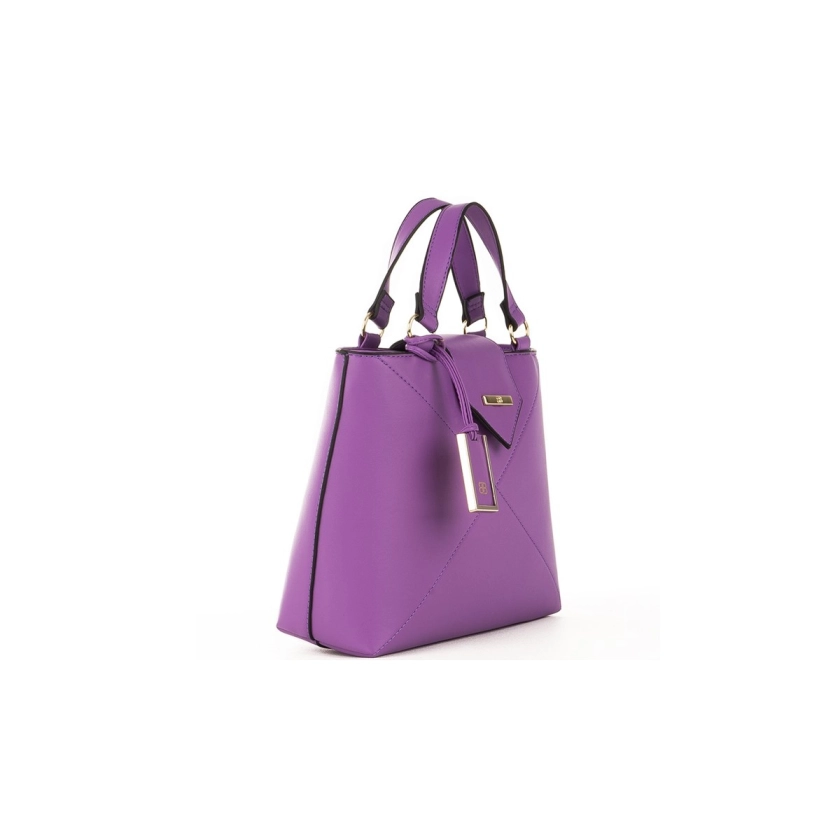 Nesta imagem, temos uma linda Bolsa Feminina Rafitthy Forever Iris Lilás, perfeita para qualquer ocasião. Com um design elegante e medidas de 21cm x 27cm x 10cm, esta bolsa é uma combinação de estilo e praticidade, ideal para quem busca sofisticação no dia a dia.