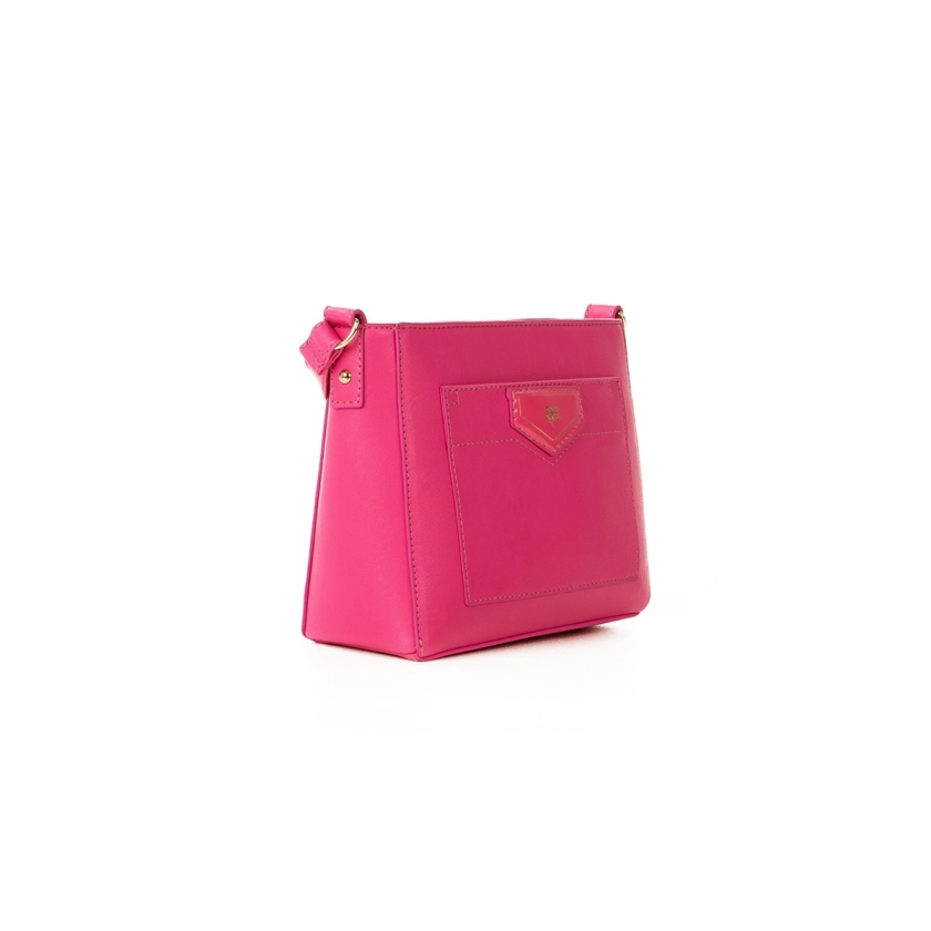 Na imagem temos uma linda bolsa rafitthy Marshmellow na cor pink ela complementa vários looks.