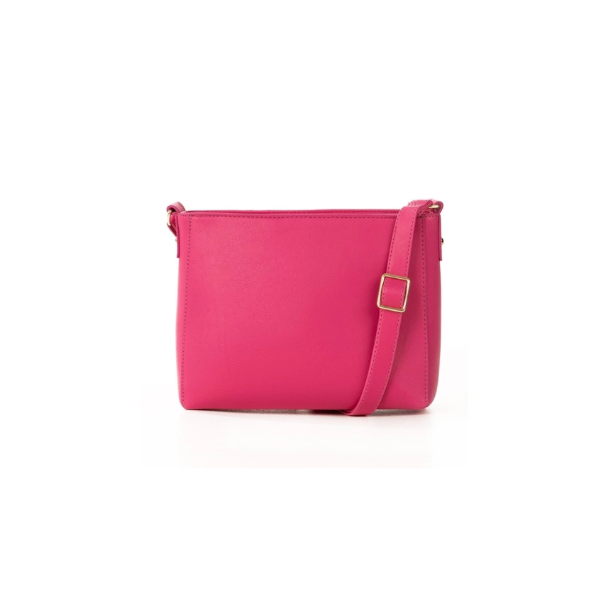 Na imagem temos uma linda bolsa rafitthy Marshmellow na cor pink ela complementa vários looks.