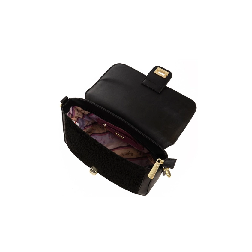 A Bolsa Feminina Rafitthy Preta com Alça Detalhe Dourado Pequena é uma escolha sofisticada e versátil para mulheres que buscam praticidade e estilo. Feita com material de alta qualidade em um elegante tom de preto, esta bolsa combina facilmente com qualquer look, enquanto o detalhe dourado na alça adiciona um toque de glamour discreto. Seu tamanho pequeno oferece praticidade para o dia a dia, mantendo os itens essenciais organizados e ao alcance das mãos. O forro em tecido adiciona um toque de requinte, garantindo que esta bolsa seja não apenas funcional, mas também elegante em todos os momentos. Ideal para mulheres modernas e em movimento, a Bolsa Feminina Rafitthy Preta com Alça Detalhe Dourado Pequena é perfeita para diversas ocasiões. Ao escolher esta bolsa, você está optando por um acessório que une beleza, conforto e durabilidade em um só lugar. Não hesite em adquirir esta peça para adicionar um toque de sofisticação ao seu visual.