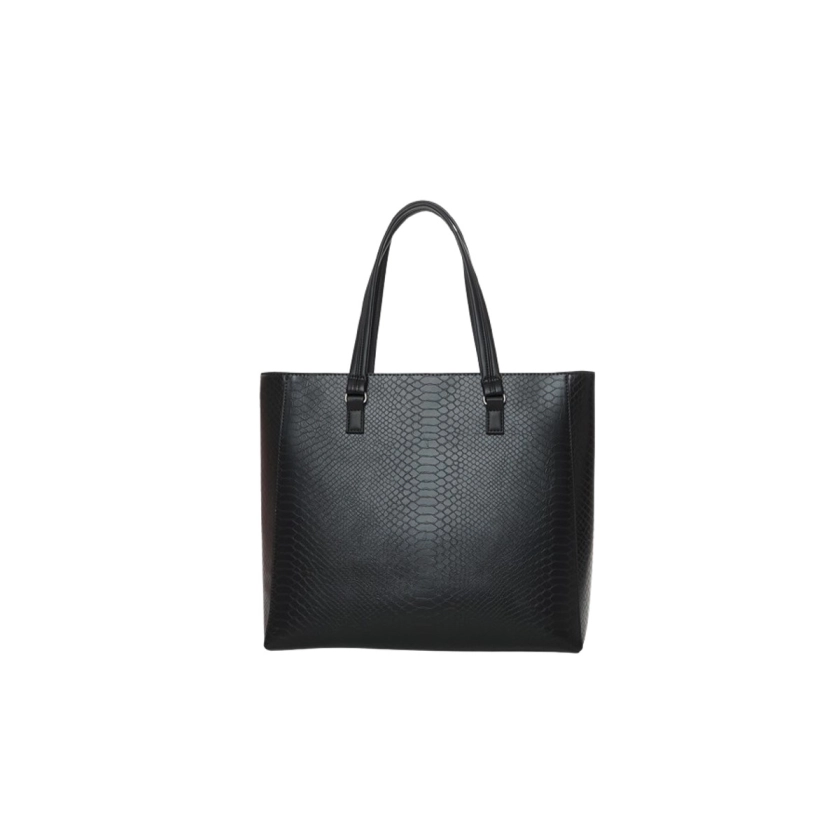 Na imagem temos a Bolsa Feminina Rafitthy Tote Bag Croco Preta, um acessório que combina sofisticação e praticidade. Confeccionada em material sintético de alta qualidade, possui textura em croco que imita a pele de jacaré, oferecendo um visual moderno e luxuoso. Com alças longas para usar no ombro, logotipo metálico prateado e um charm pendente em forma de tassel, ela agrega estilo e elegância ao seu look. Suas medidas de 36x32x11,5 cm garantem amplo espaço interno, incluindo bolso interno para organização. Versátil e sofisticada, é a escolha ideal para qualquer ocasião.