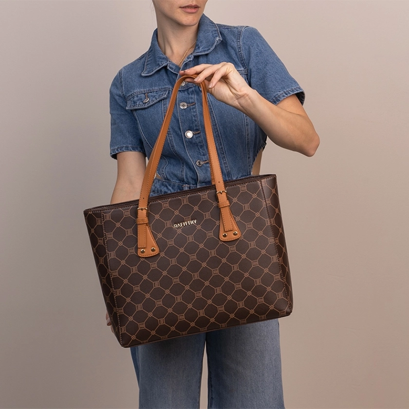 Na foto, temos uma linda Bolsa Tote Feminina Rafitthy Trama Cacau Caramelo, com textura elegante e bolsos internos e externos para organização. Suas medidas (32x27x13 cm) e o material sintético leve com forro em poliéster tornam-na perfeita para o dia a dia.