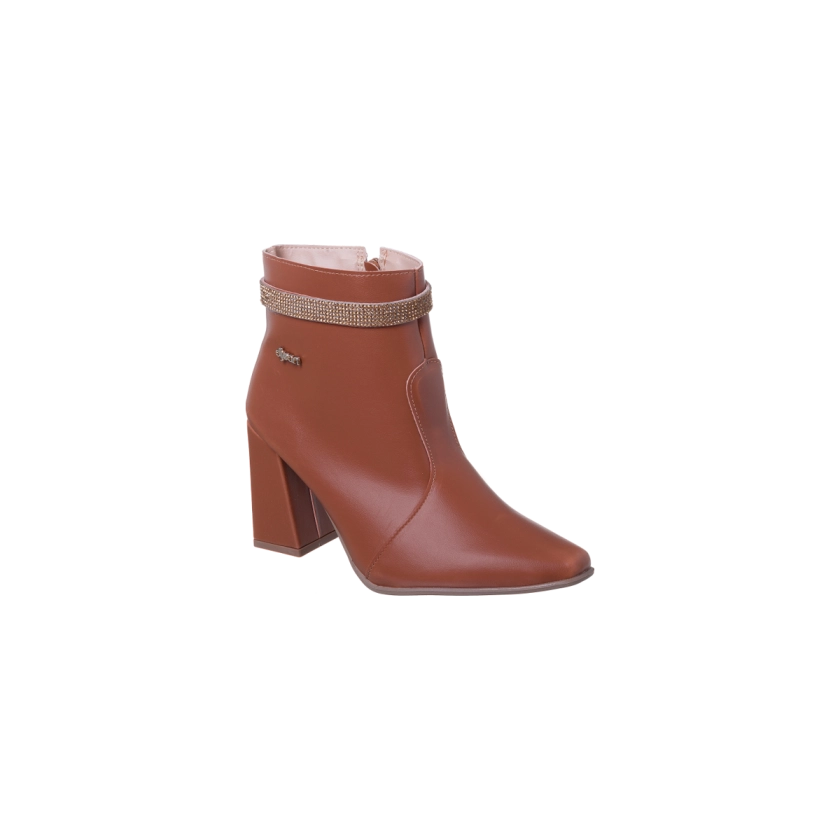 Nessa foto, temos uma linda bota de cano baixo, bico fino e salto bloco na cor caramelo, ideal para o Inverno e para diversas ocasiões. Esta é a Bota Cano Curto Feminina da Dijean, disponível na elegante cor caramelo. Feita em material polímero de alta qualidade, com solado emborrachado para aderência máxima. Sua palmilha em EVA proporciona conforto excepcional, enquanto o zíper oferece praticidade no calce. Com aproximadamente 4 cm de salto grosso, esta bota une elegância e conforto, tornando-a perfeita para enfrentar o Inverno com estilo. O enfeite em strass adiciona um toque de sofisticação extra.