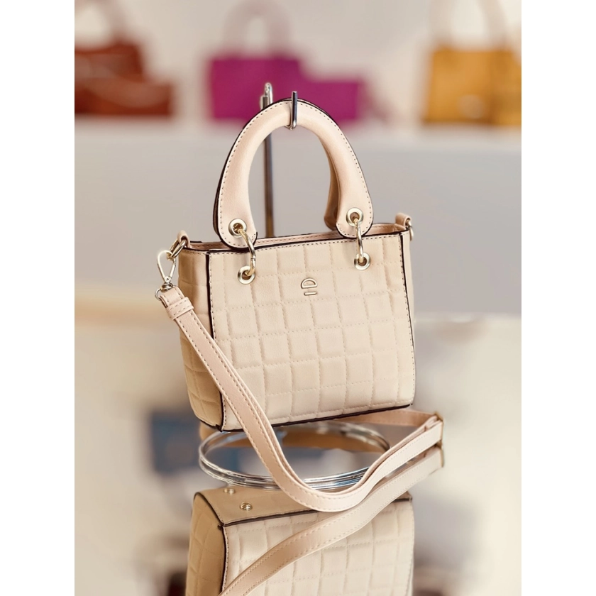 Mini Bolsa Rafitthy Frape Off White: Compacta e elegante, com alças dupla e fecho em zíper para segurança e praticidade.