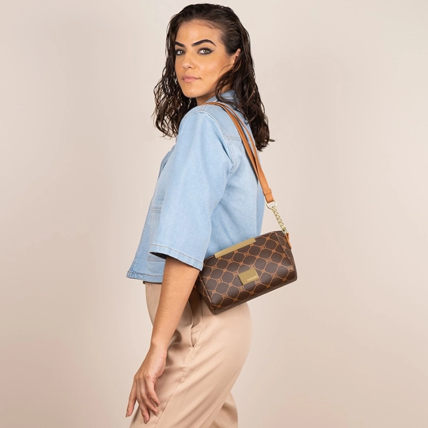 A mini bolsa feminina Rafitthy na cor cacau é um acessório elegante e versátil, perfeito para complementar diversos looks. Seu design compacto oferece praticidade sem sacrificar o estilo, permitindo que você transporte seus itens essenciais com facilidade. A tonalidade cacau confere um toque de sofisticação e neutralidade, tornando esta bolsa adequada para uma variedade de ocasiões, desde eventos sociais até o dia a dia. Fabricada com a qualidade reconhecida da Rafitthy, esta mini bolsa é uma escolha refinada para mulheres que valorizam tanto o estilo quanto a funcionalidade em seus acessórios.