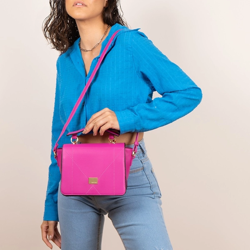 A mini bolsa feminina Rafitthy na cor fúcsia é um acessório vibrante e cheio de estilo. Seu design compacto é perfeito para transportar seus itens essenciais de forma prática e elegante. Com a cor fúcsia como destaque, esta bolsa adiciona um toque de cor e energia a qualquer look. Versátil e moderna, é ideal para diversas ocasiões, desde eventos sociais até passeios descontraídos. Fabricada com a qualidade e o cuidado característicos da Rafitthy, esta mini bolsa é uma escolha encantadora para mulheres que desejam destacar-se com estilo.