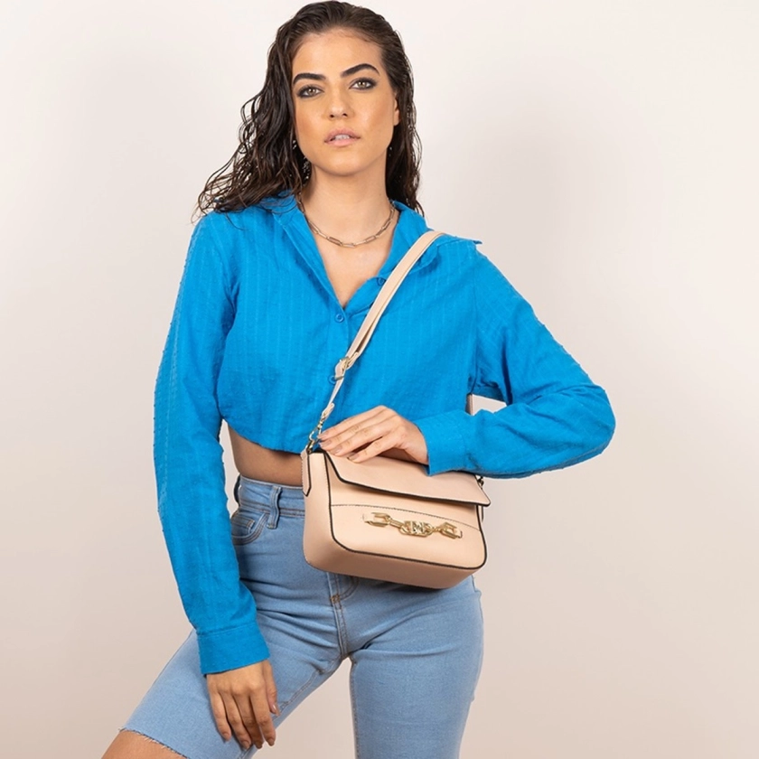 A mini bolsa feminina Rafitthy na cor marfim é uma peça encantadora que combina estilo e praticidade. Com seu tamanho compacto, é ideal para transportar os itens essenciais, como celular, carteira e chaves, mantendo-se discreta e elegante. Esta bolsa é perfeita para uma variedade de ocasiões, desde eventos sociais até passeios casuais, adicionando um toque de sofisticação ao seu visual. Os detalhes cuidadosamente trabalhados em corrente dourada proporcionam um toque de glamour e refinamento. Assim, esta mini bolsa não só é uma adição elegante ao seu guarda-roupa, mas também uma solução prática para manter seus pertences organizados com estilo.