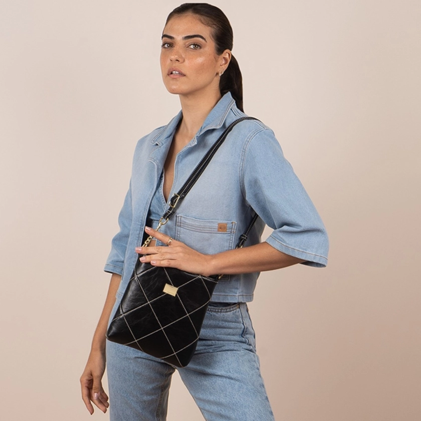 A mini bolsa feminina Rafitthy preta é um acessório elegante e versátil, perfeito para complementar qualquer estilo. Feita com couro de alta qualidade e detalhes em metal dourado, esta bolsa apresenta um design acolchoado e uma alça de corrente e couro que adiciona um toque de glamour. Seu fecho de zíper garante segurança, enquanto o padrão de diamante na superfície proporciona um visual texturizado e elegante. Com a placa de marca dourada no centro, esta bolsa é ideal para diversas ocasiões, oferecendo sofisticação e praticidade ao mesmo tempo.