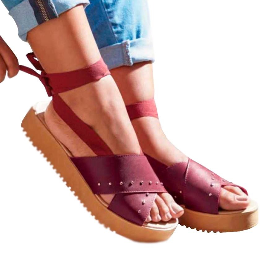 Na imagem temos uma linda sandália flatform feminina Dok na cor vermelho bordo. Com lindas fitas para amarração na perna.