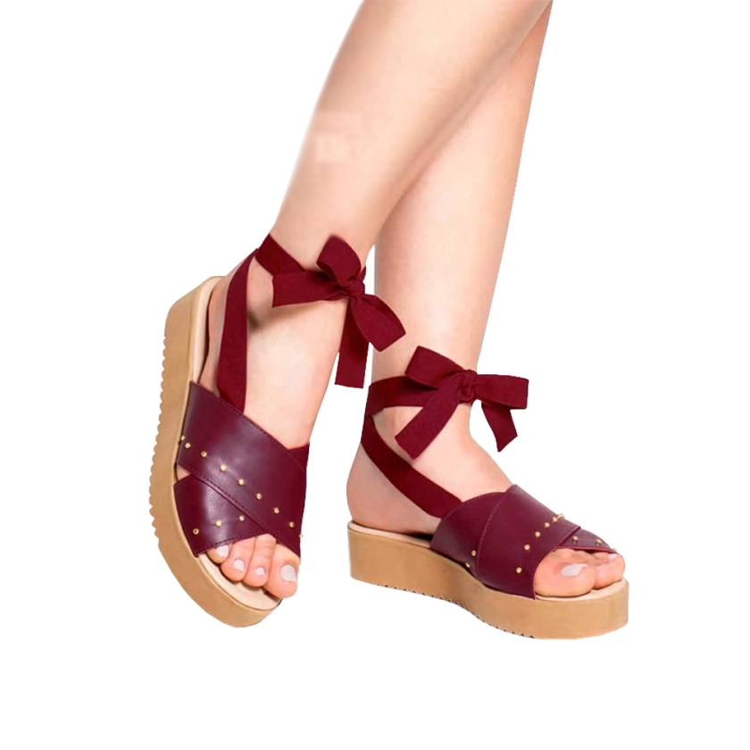 Na imagem temos uma linda sandália flatform feminina Dok na cor vermelho bordo. Com lindas fitas para amarração na perna.